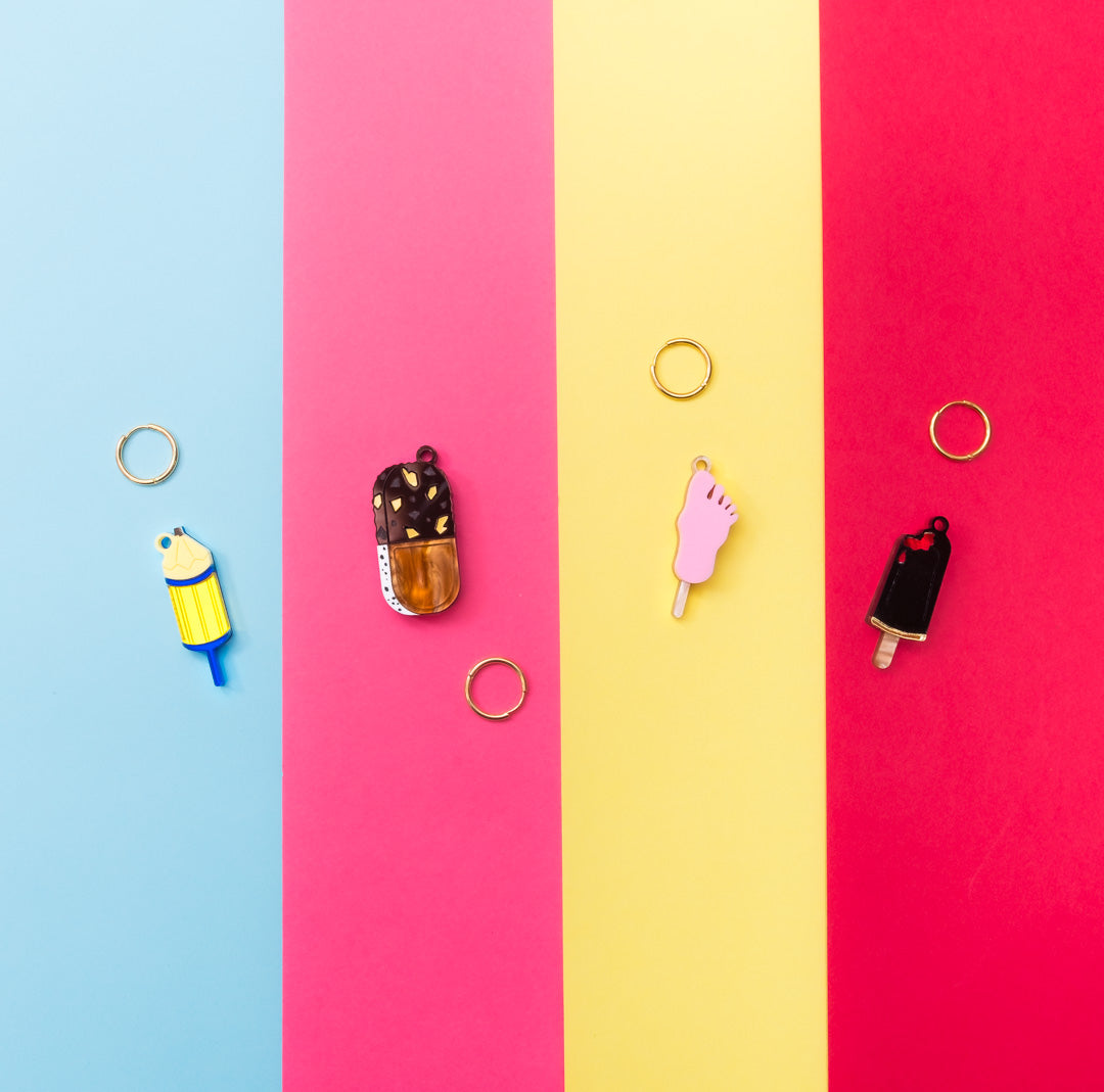 Pendientes de metacrilato inspirados en los helados que disfrutábamos de pequeños en verano. Coloridos y divertidos, ideales para lucir en cualquier ocasión 