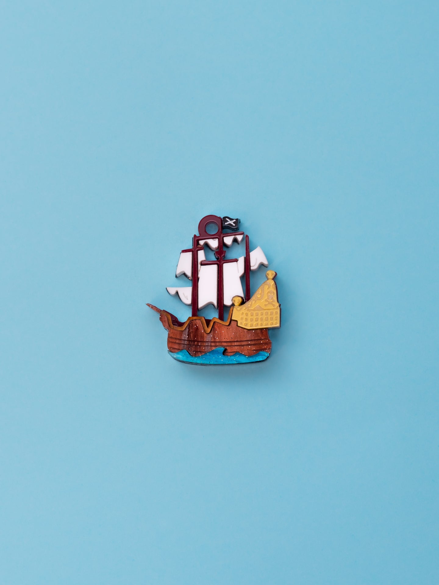 Pack de pendientes de metacrilato inspirados en peter pan: El barco, con materiales en marmolado con purpurina  (marrón para el barco y azul para el agua) y dorado metalizado