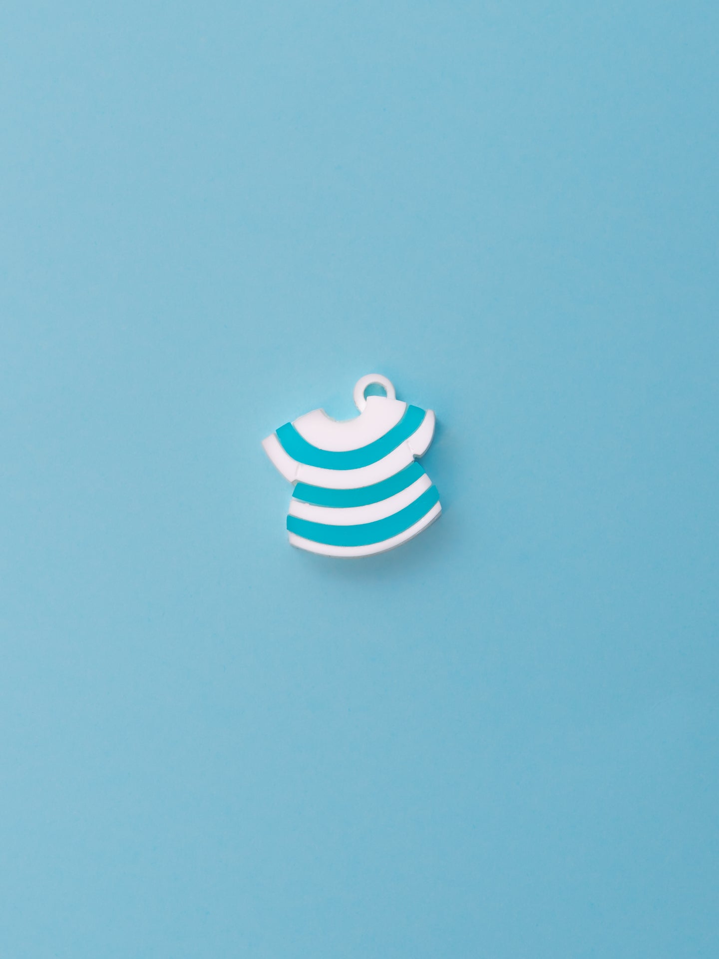 Pack de pendientes de metacrilato inspirados en peter pan: La camiseta de Smith, en blanco brillante y azul translucido
