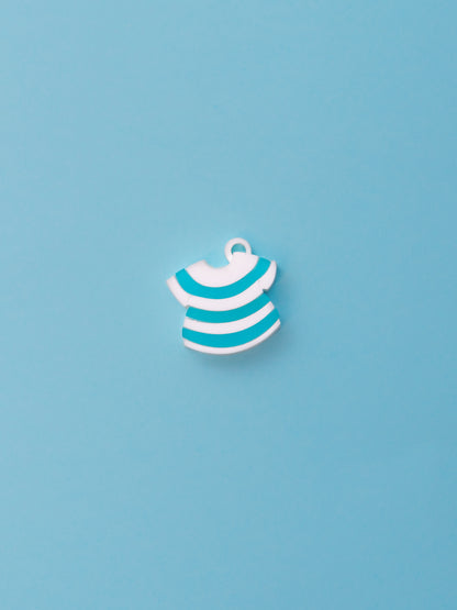 Pack de pendientes de metacrilato inspirados en peter pan: La camiseta de Smith, en blanco brillante y azul translucido