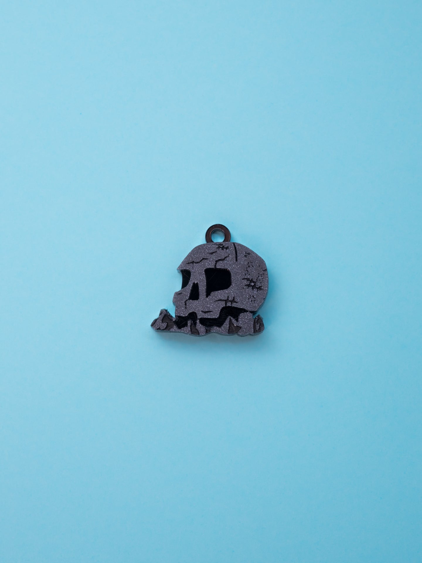 Pack de pendientes de metacrilato inspirados en peter pan: La isla calavera, en metacrilato efecto piedra 
