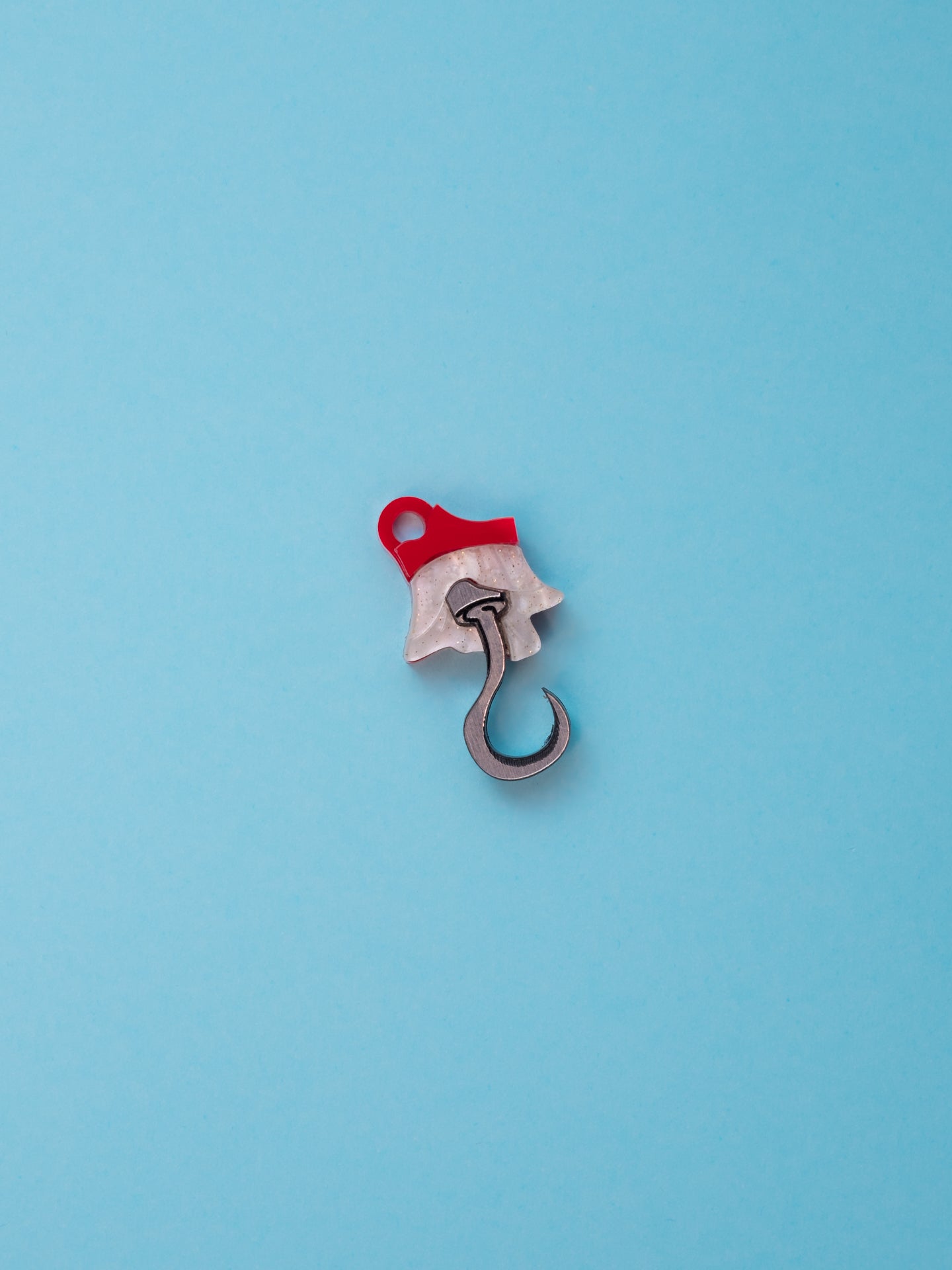 Pack de pendientes de metacrilato inspirados en peter pan: el garfio, en color rojo, blanco aguas y metálico