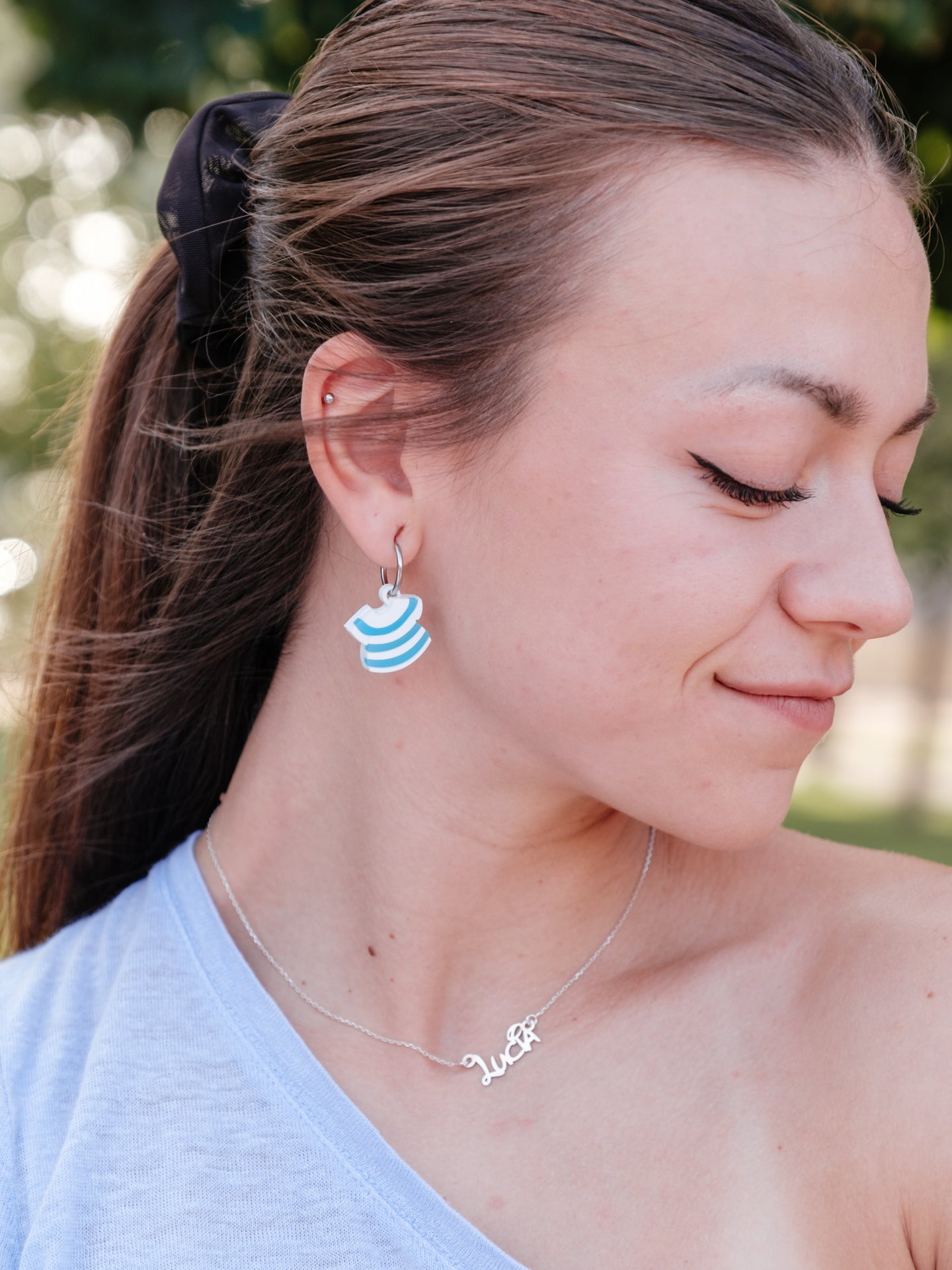 Pack de pendientes de metacrilato inspirados en peter pan: La camiseta de Smith, en blanco brillante y azul translucido
(Foto modelo mostrando el pendiente)
