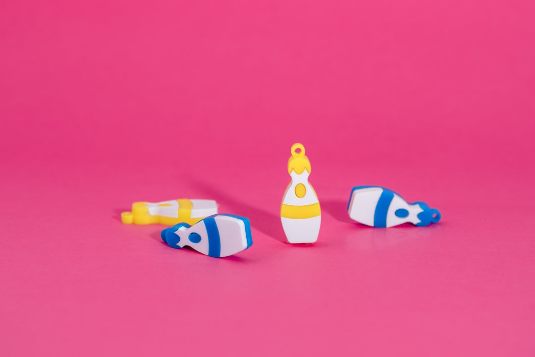 Los pendientes mas molones del verano, inspirados en el Grand prix y la prueba de los bolos, divertidos y coloridos ideales para lucirlos a diario 
