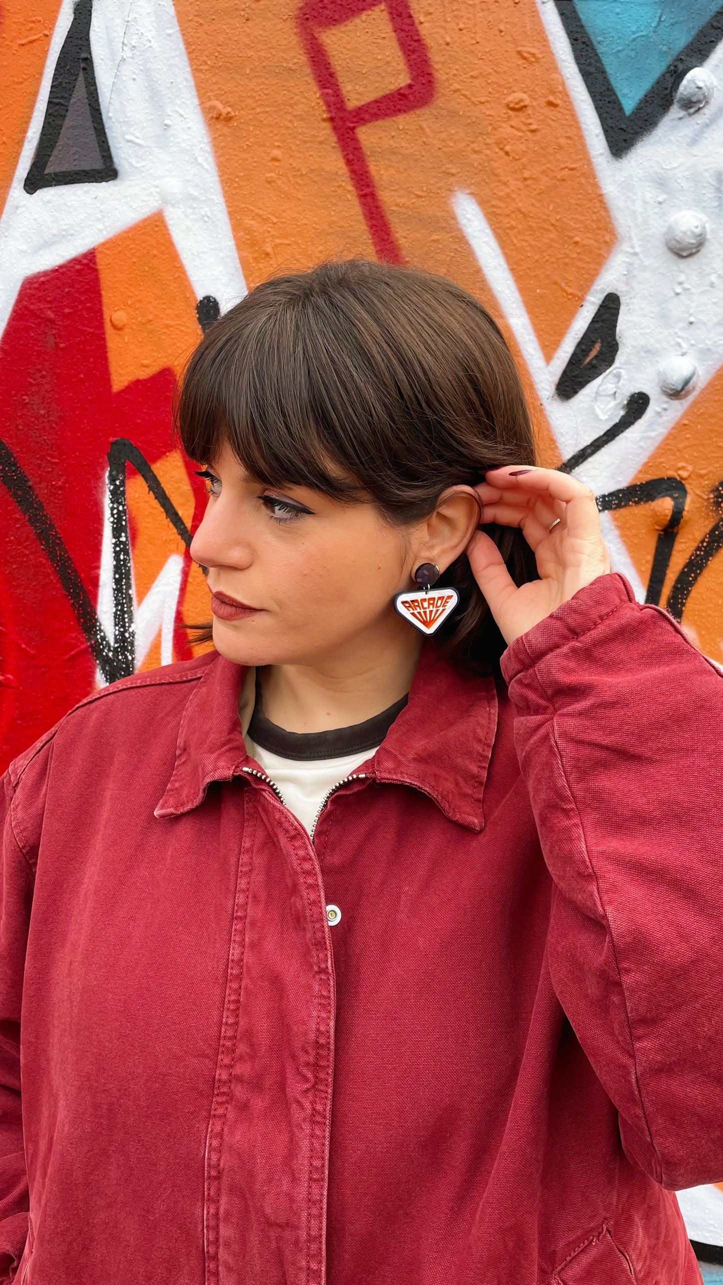 Pendientes de botón inspirados en las recreativas de Stranger Things, hechos con metacrilato de efecto prisma y espejo naranja.