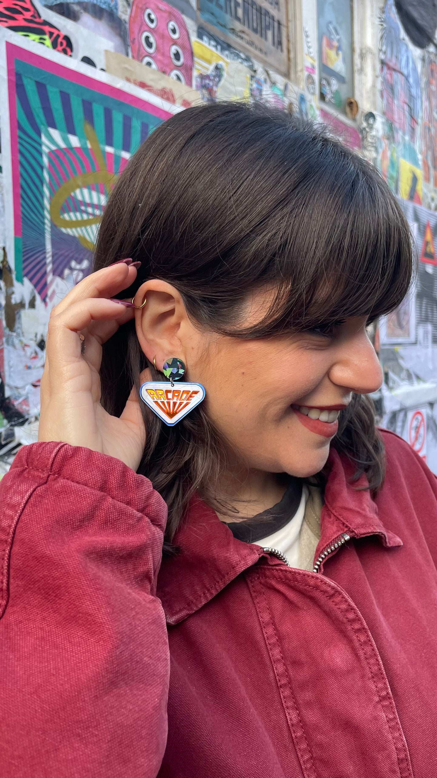 Pendientes de botón inspirados en las recreativas de Stranger Things, hechos con metacrilato de efecto prisma y espejo naranja.