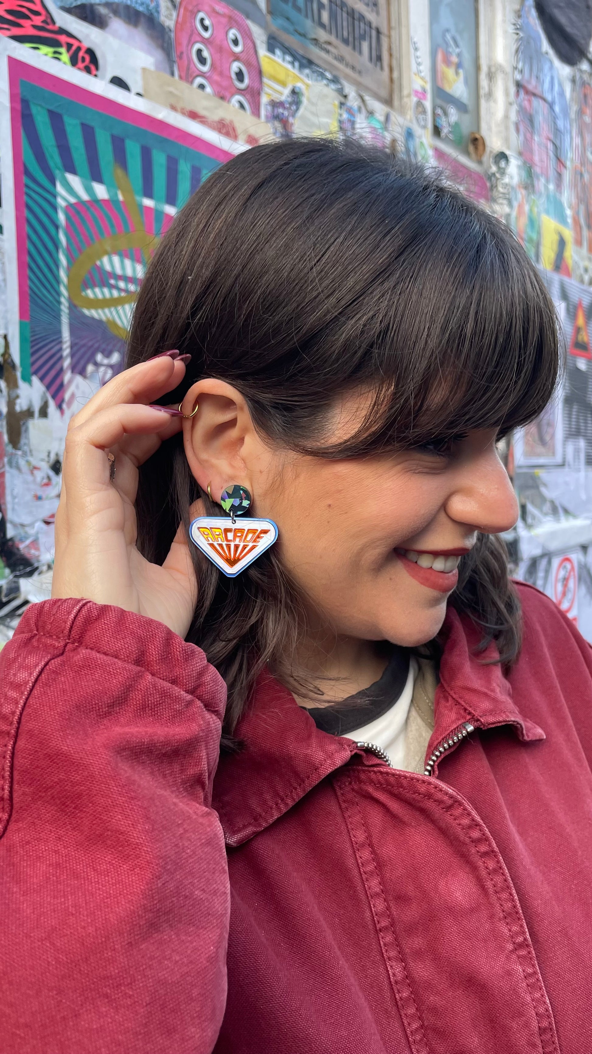 Pendientes de botón inspirados en las recreativas de Stranger Things, hechos con metacrilato de efecto prisma y espejo naranja.