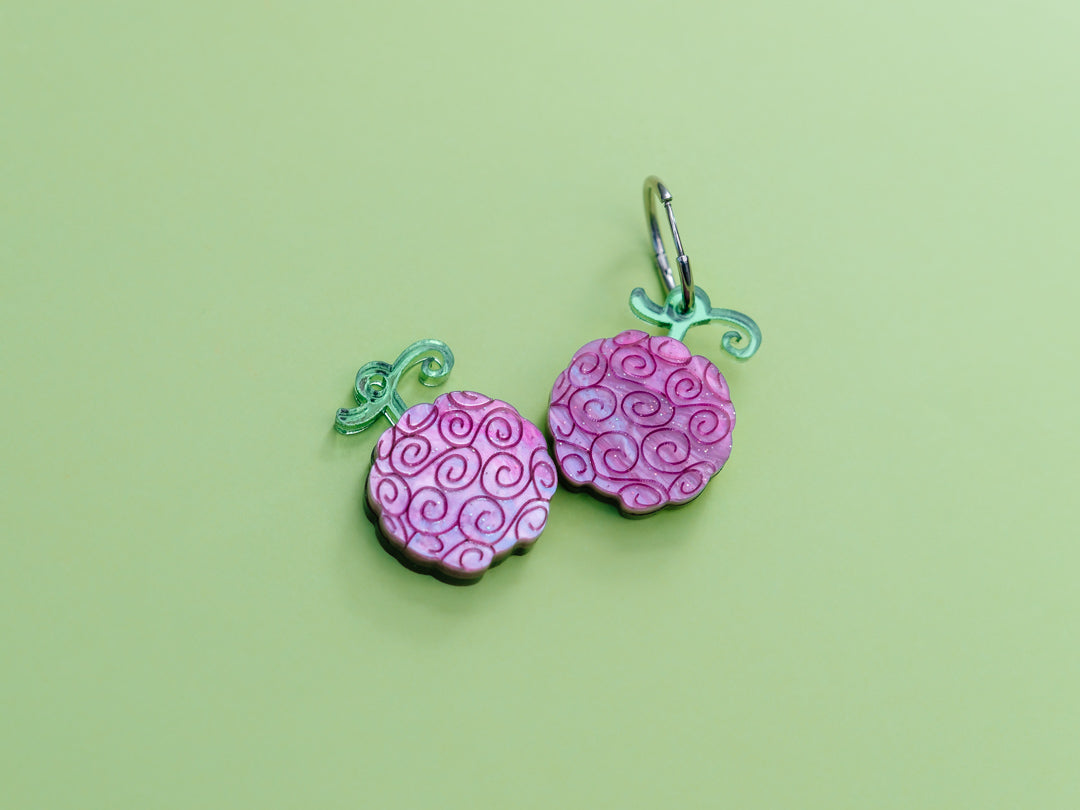 Pendientes de metacrilato inspirado en las Frutas del diablo de one piece, elige tu fruta favorita, todas están llenas de color dando un poder único a tu look. Fruta Gomu Gomu de Luffy