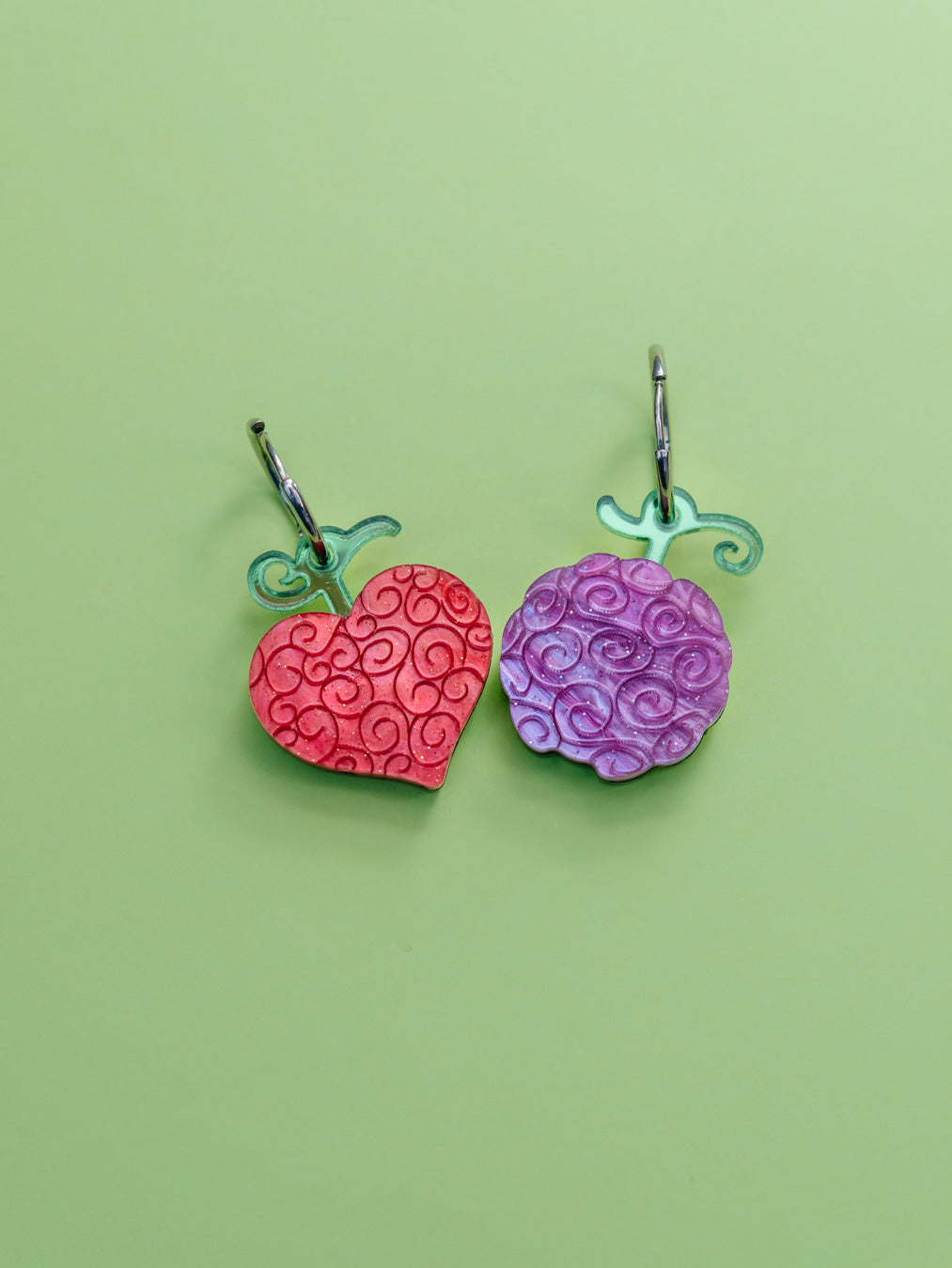 Pendientes de metacrilato inspirados en las Frutas del diablo de one piece, elige tu fruta favorita, todas están llenas de color dando un poder único a tu look. Fruta Ope Ope de Trafalgar Law y Gomu Gomu de Luffy