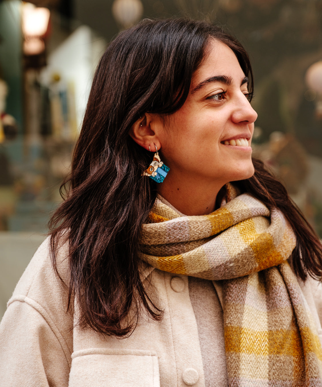 Pendientes de metacrilato inspirados en la película Los Gremlins. Es Gizmo un regalo perfecto para navidad?. Hechos a mano pieza a pieza, coloridos y divertidos