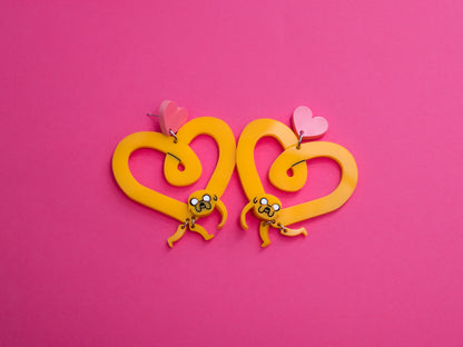 Pendientes de metacrilato inspirados en Nuestra serie favorita Hora de Aventuras, este corazón de Jake esta lleno de movilidad y color, un regalazo!