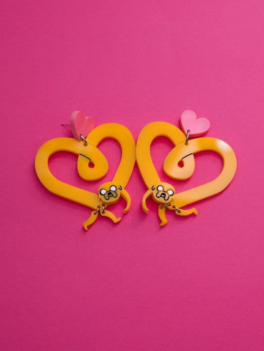 Pendientes de metacrilato inspirados en Nuestra serie favorita Hora de Aventuras, este corazón de Jake esta lleno de movilidad y color, un regalazo!