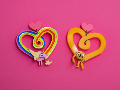 Pendientes de metacrilato inspirados en Nuestra serie favorita Hora de Aventuras, este corazón de Jake esta lleno de movilidad y color, y combinado con Lady arcoíris tenemos el toque perfecto.