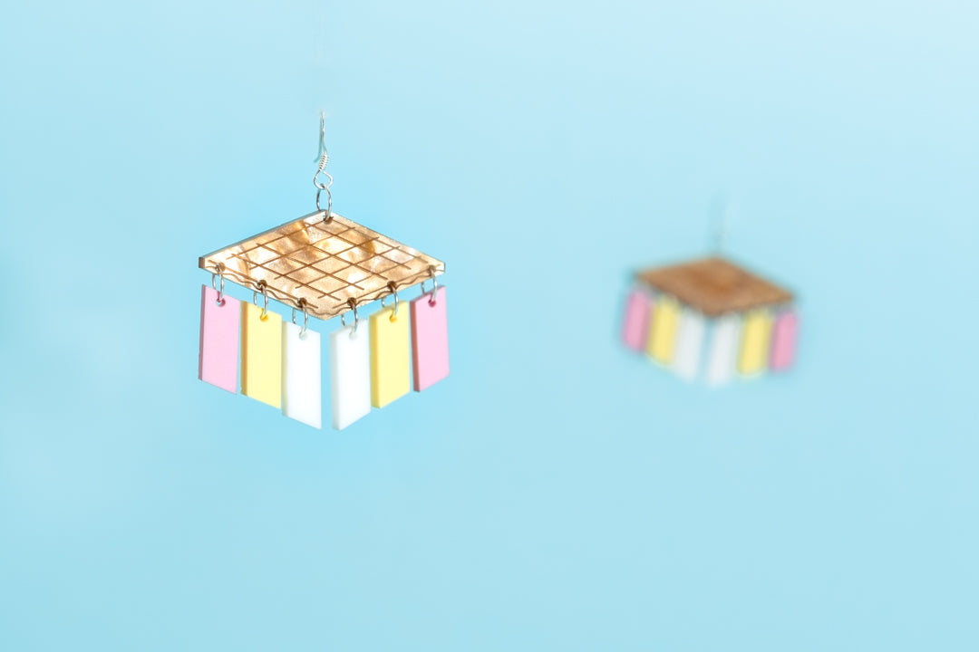 Pendientes de metacrilato inspirados en el corte de helado que disfrutábamos de pequeños en verano. Coloridos y elegante
