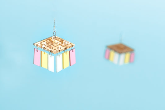 Pendientes de metacrilato inspirados en el corte de helado que disfrutábamos de pequeños en verano. Coloridos y elegante