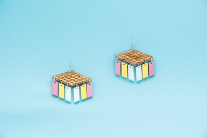 Pendientes de metacrilato inspirados en el corte de helado que disfrutábamos de pequeños en verano. Coloridos y elegante