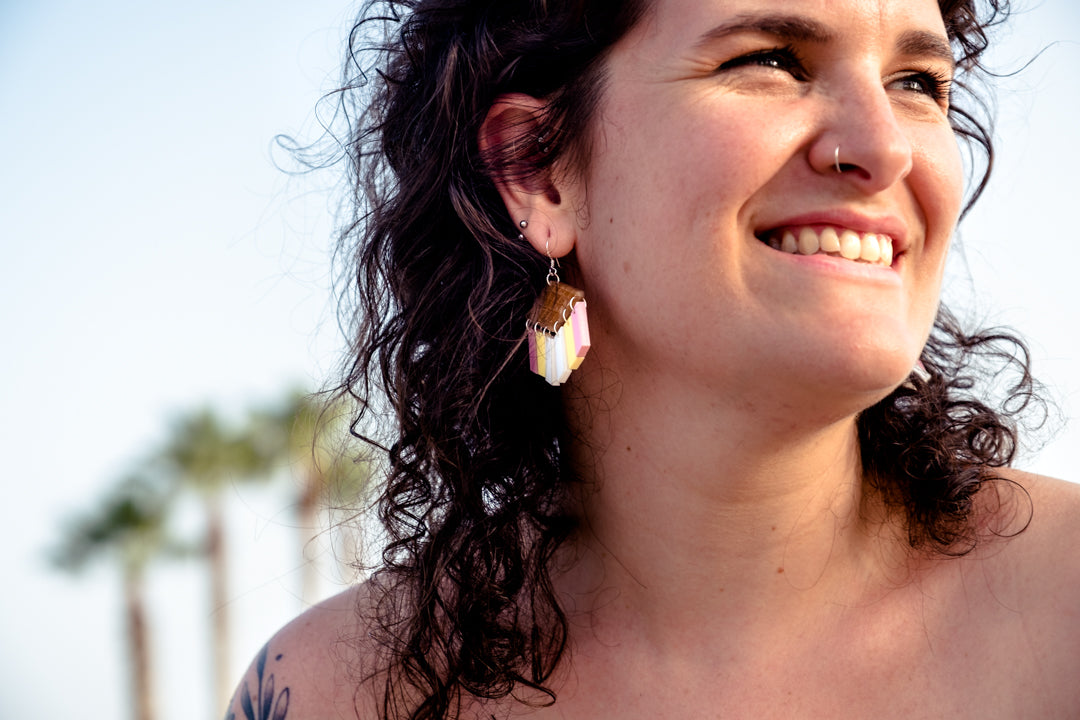 Pendientes de metacrilato inspirados en el corte de helado que disfrutábamos de pequeños en verano. Coloridos y elegante