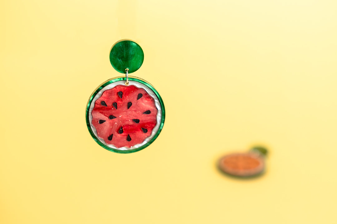 Pendientes de metacrilato ideales para verano. Coloridos y elegantes, hechos a mano