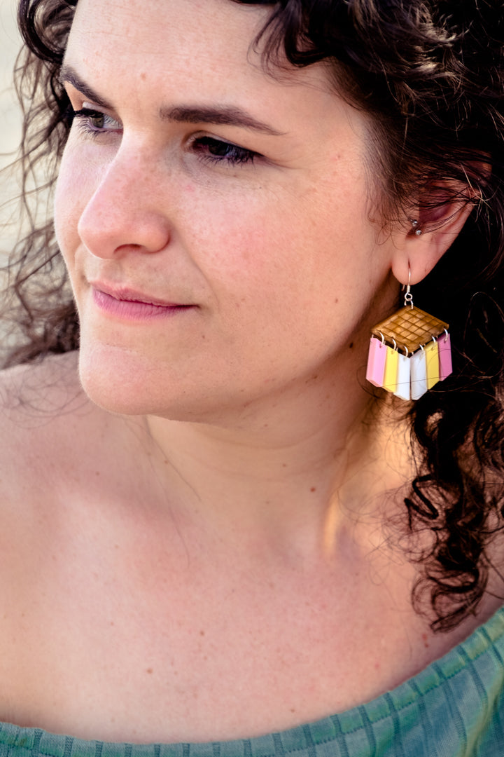 Pendientes de metacrilato inspirados en el corte de helado que disfrutábamos de pequeños en verano. Coloridos y elegante