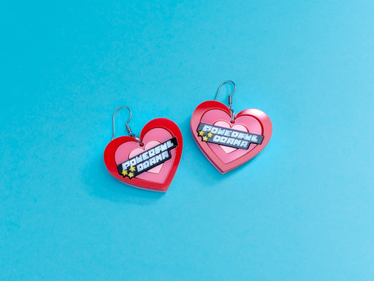 Pendientes de metacrilato inspirados en la serie de tu infancia las Supernenas, luce estos preciosos pendientes de color rojo y rosa y haz que tu look sea poderoso!