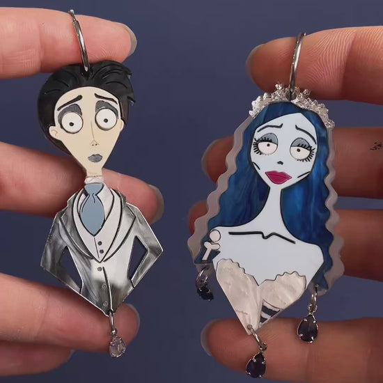 Pendientes inspirado en Victor y Emily de la novia cadaver, hechos en metacrilato con diferentes texturas y pintados a mano, rematados con una perlas de cristal