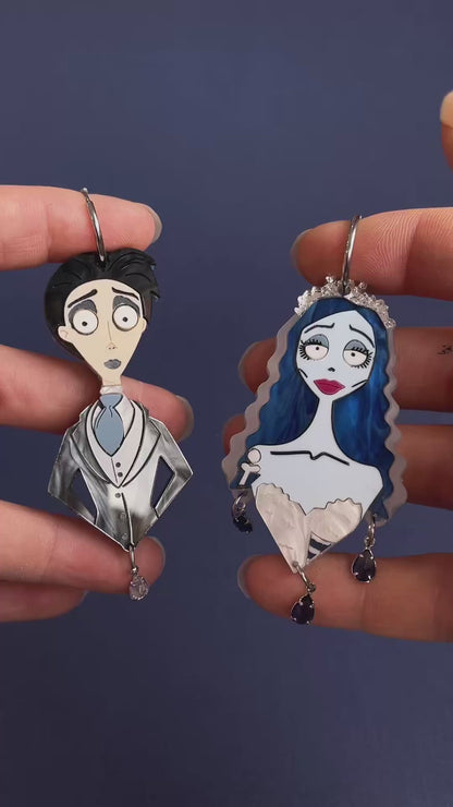 Pendientes inspirado en Victor y Emily de la novia cadaver, hechos en metacrilato con diferentes texturas y pintados a mano, rematados con una perlas de cristal