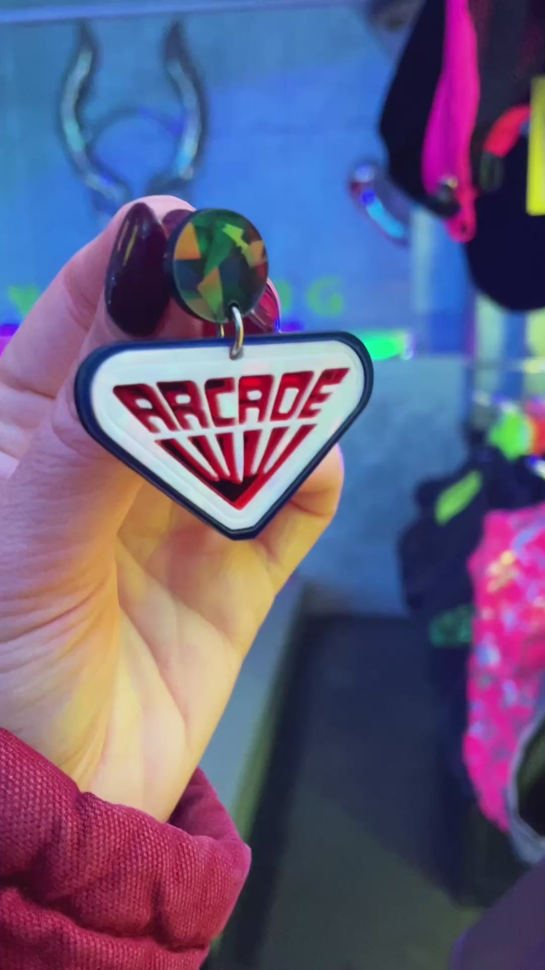 Pendientes de botón inspirados en las recreativas de Stranger Things, hechos con metacrilato de efecto prisma y espejo naranja.