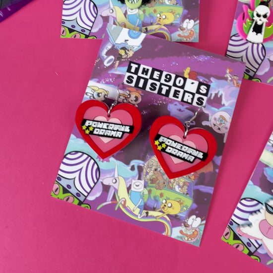 Pendientes de metacrilato inspirados en la serie de tu infancia las Supernenas, luce estos preciosos pendientes de color rojo y rosa y haz que tu look sea poderoso!