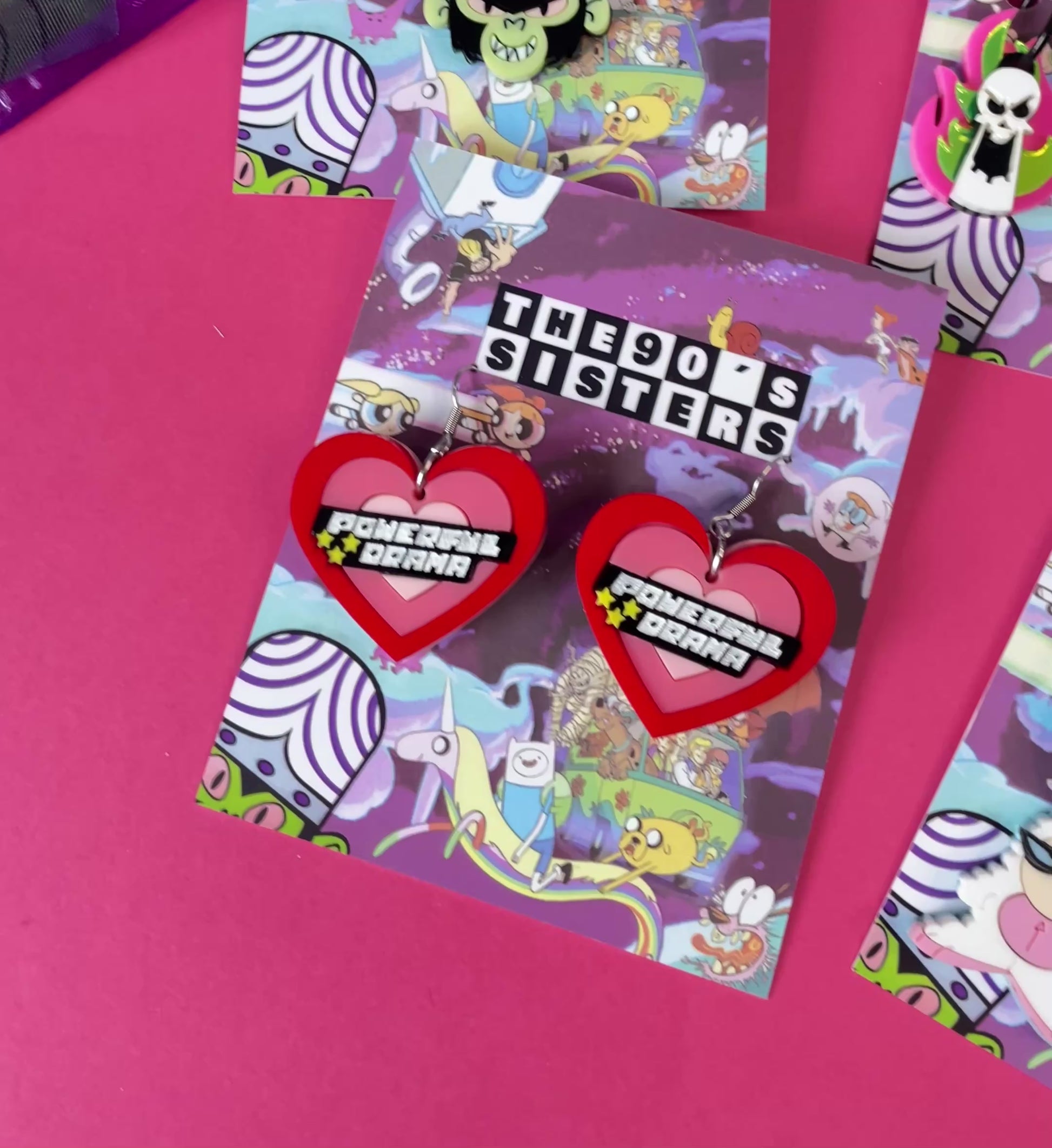 Pendientes de metacrilato inspirados en la serie de tu infancia las Supernenas, luce estos preciosos pendientes de color rojo y rosa y haz que tu look sea poderoso!