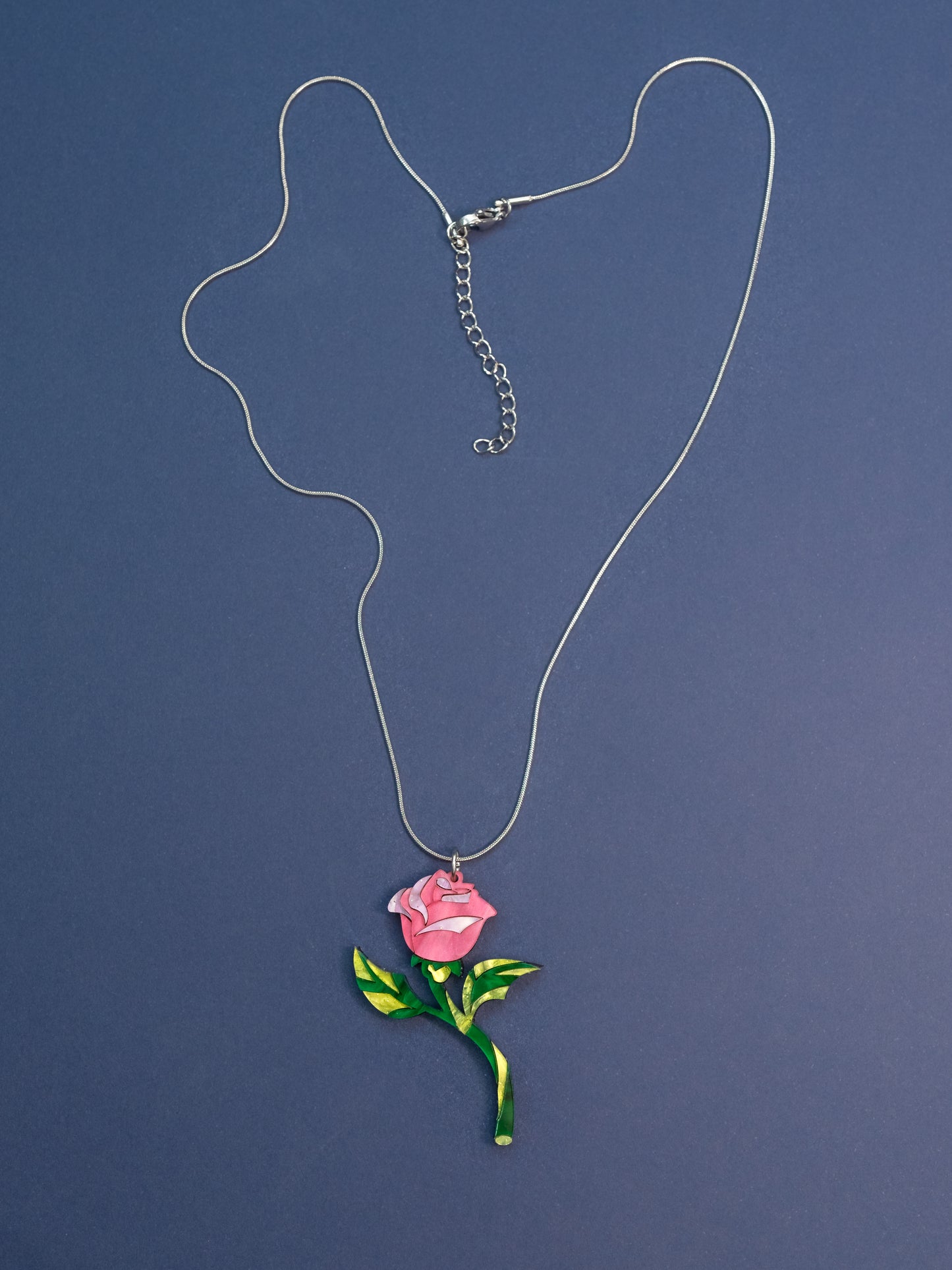 Colgante de metacrilato inspirado en las películas Disney, realizado a mano pieza a pieza, esta joyita es ideal para realzar cualquier look, lleno de color y super elegante