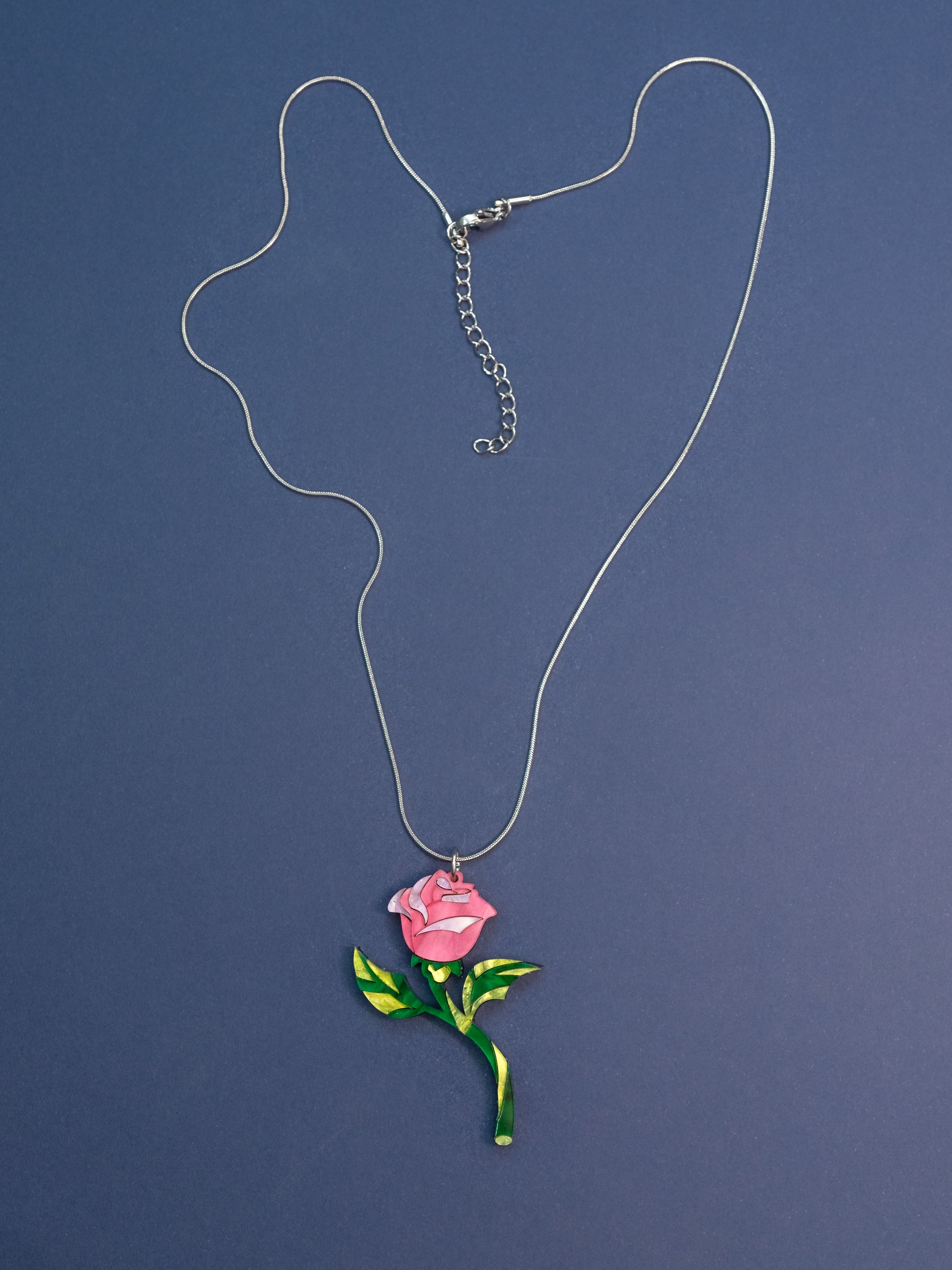 Colgante de metacrilato inspirado en las películas Disney, realizado a mano pieza a pieza, esta joyita es ideal para realzar cualquier look, lleno de color y super elegante