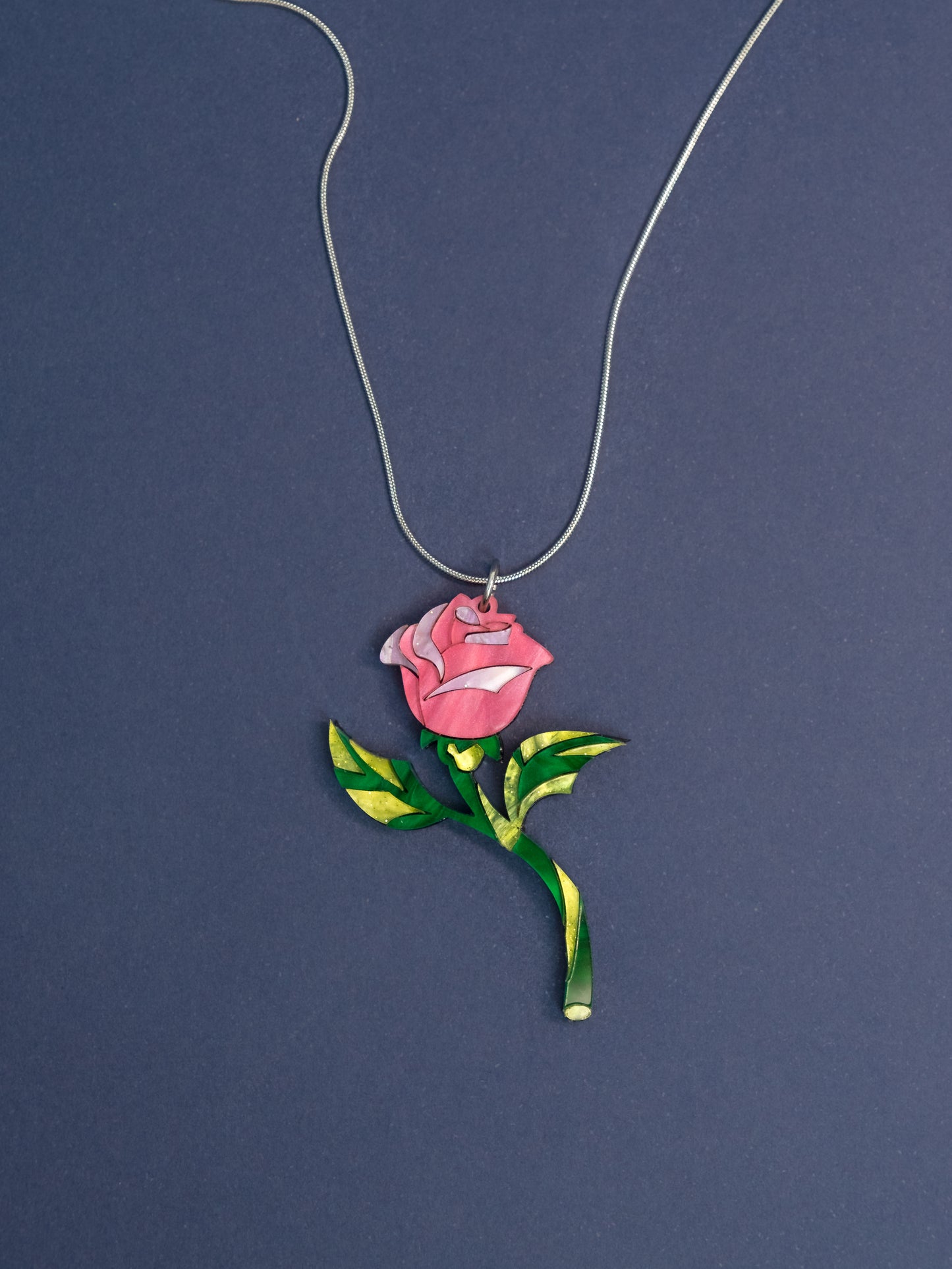 Colgante de metacrilato inspirado en las películas Disney, realizado a mano pieza a pieza, esta joyita es ideal para realzar cualquier look, lleno de color y super elegante