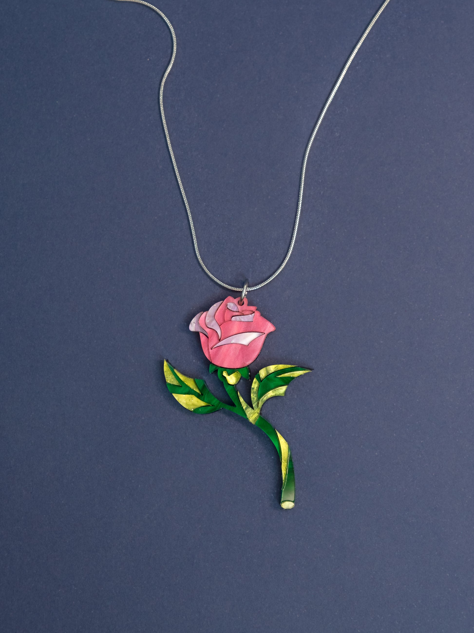 Colgante de metacrilato inspirado en las películas Disney, realizado a mano pieza a pieza, esta joyita es ideal para realzar cualquier look, lleno de color y super elegante