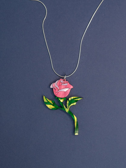 Colgante de metacrilato inspirado en las películas Disney, realizado a mano pieza a pieza, esta joyita es ideal para realzar cualquier look, lleno de color y super elegante