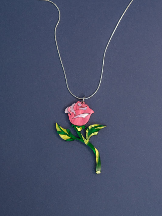 Colgante de metacrilato inspirado en las películas Disney, realizado a mano pieza a pieza, esta joyita es ideal para realzar cualquier look, lleno de color y super elegante