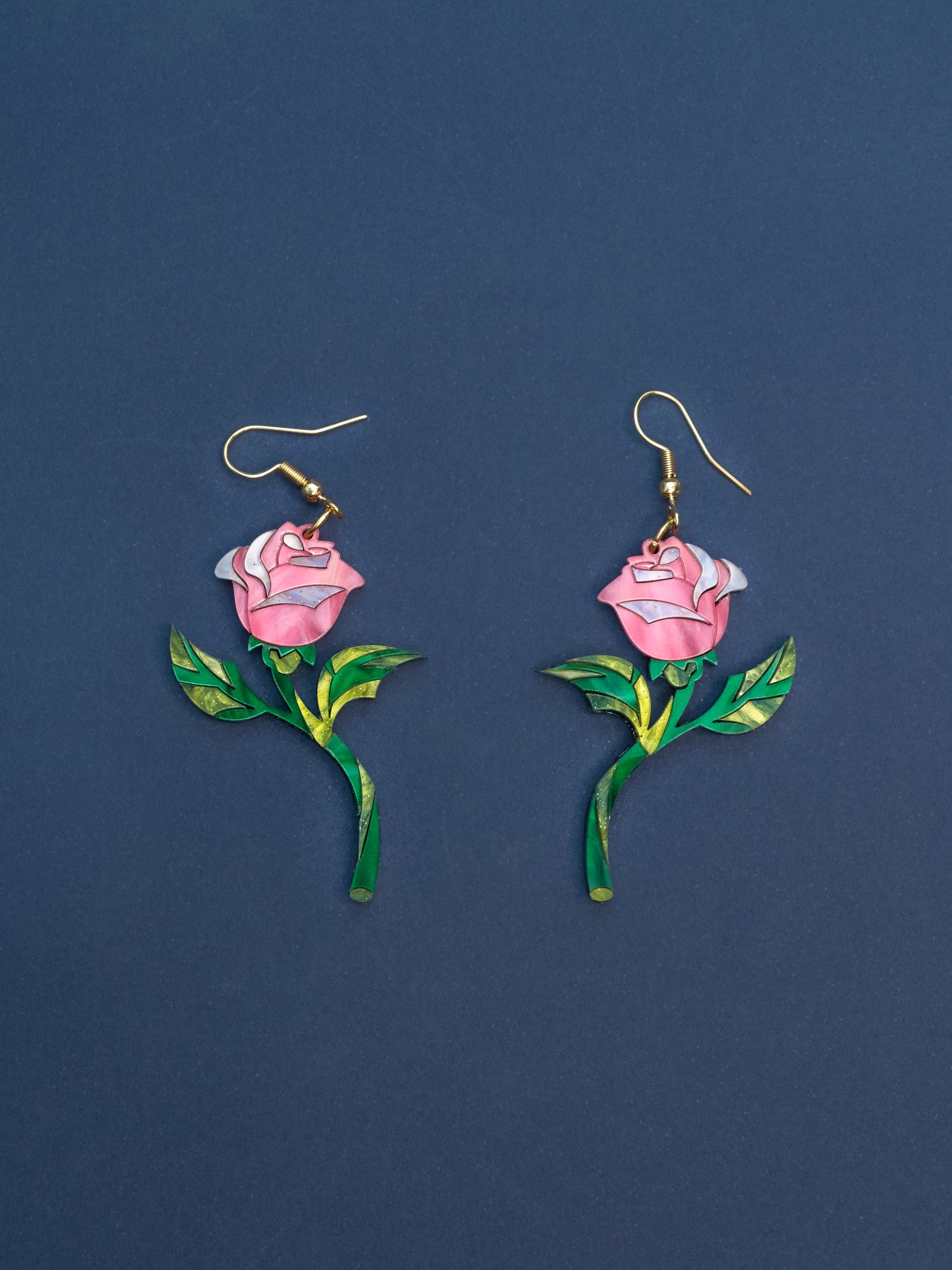 Pendientes de metacrilato tipo ganchito en dorado, inspirado en las películas Disney, realizado a mano pieza a pieza, esta joyita es ideal para realzar cualquier look, lleno de color y super elegante. 