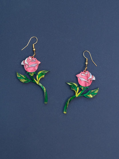 Pendientes de metacrilato inspirado en las películas Disney, realizado a mano pieza a pieza, esta joyita es ideal para realzar cualquier look, lleno de color y super elegante