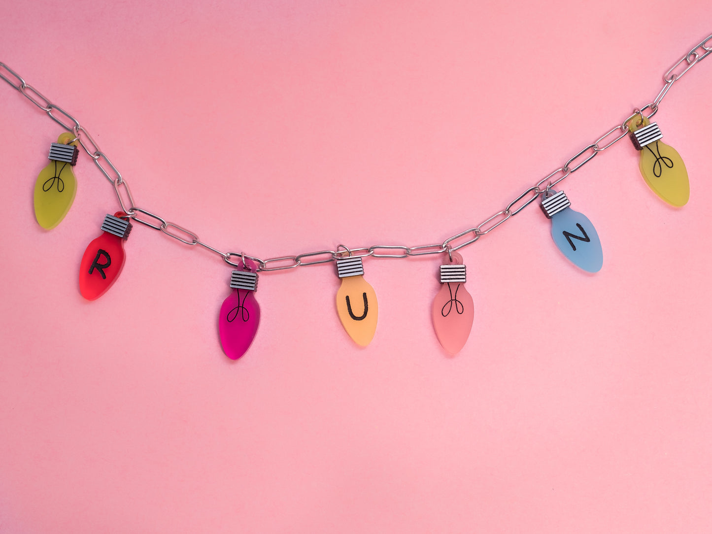 Collar de acero inoxidable y con adornos en forma de bombilla de metacrilato inspirados en stranger things, en colores diferentes y efecto frost para darle ese toque de luz. Con plancha metálica para darle el efecto a la rosca de la bombilla