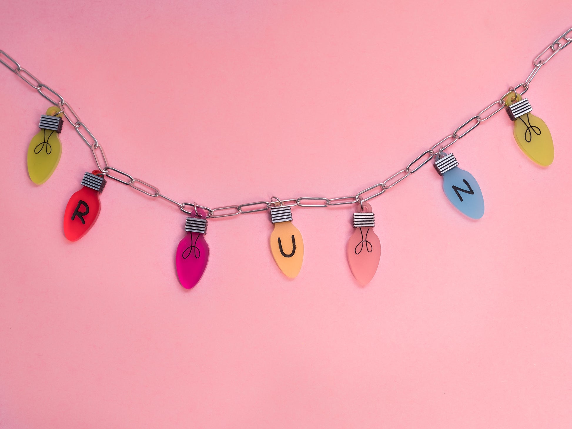 Collar de acero inoxidable y con adornos en forma de bombilla de metacrilato inspirados en stranger things, en colores diferentes y efecto frost para darle ese toque de luz. Con plancha metálica para darle el efecto a la rosca de la bombilla