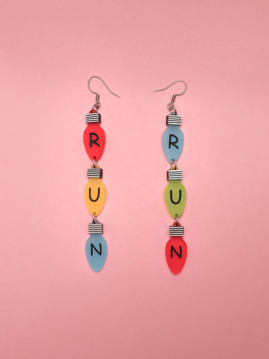 pendientes de metacrilato inspirados en stranger things, con forma de bombillas en colores diferentes y efecto frost para darle ese toque de luz al pendiente con plancha metálica para darle el efecto a la rosca de la bombilla