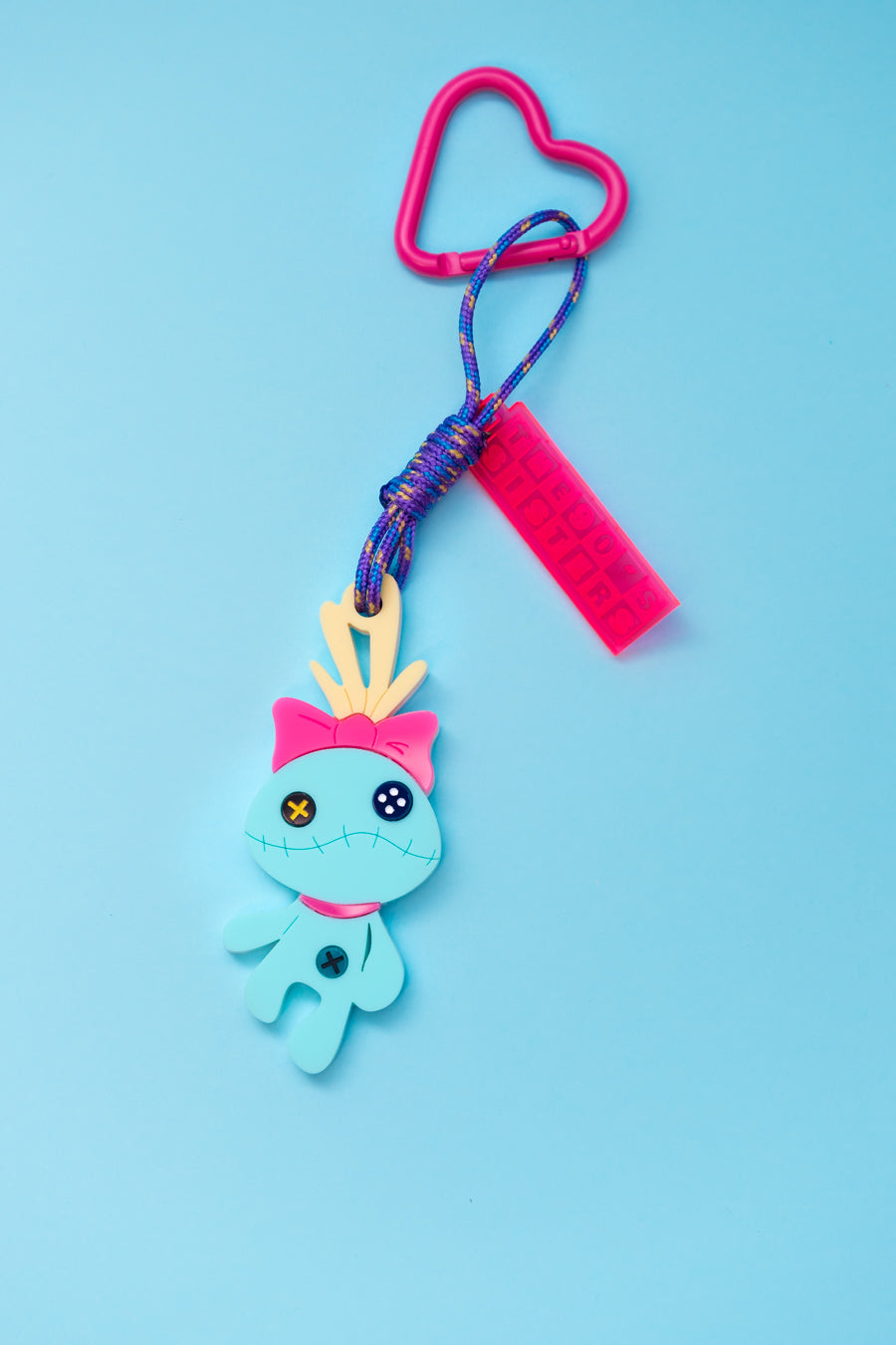Maxillavero de Scrump la muñeca de Lilo en colores pastel mate. Anilla con forma de corazón y cartelito neón.