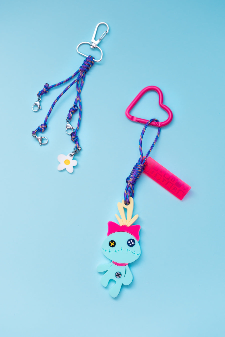 Maxillavero de Scrump la muñeca de Lilo en colores pastel mate. Anilla con forma de corazón y cartelito neón.