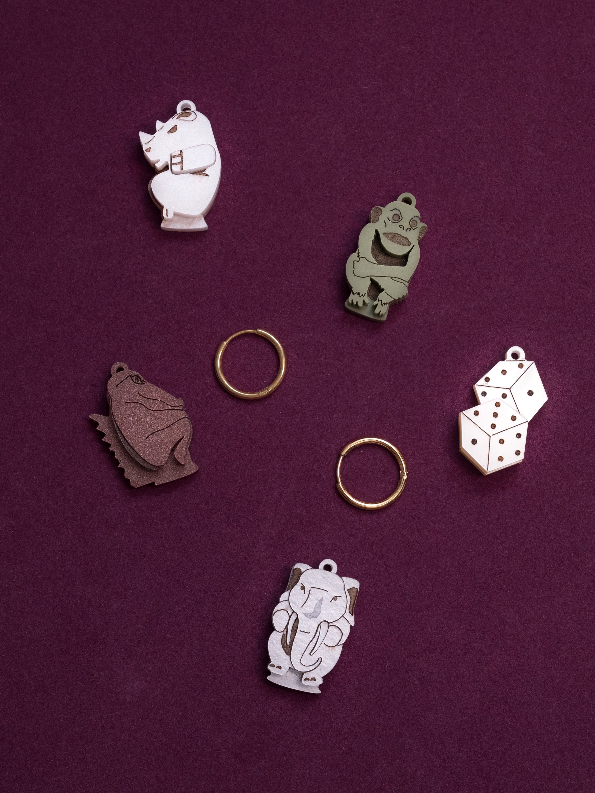 Pack de 5 pendientes de metacrilato inspirados en la famosa película de jumanji. Todas las piezas y sus aros de acero inoxidable