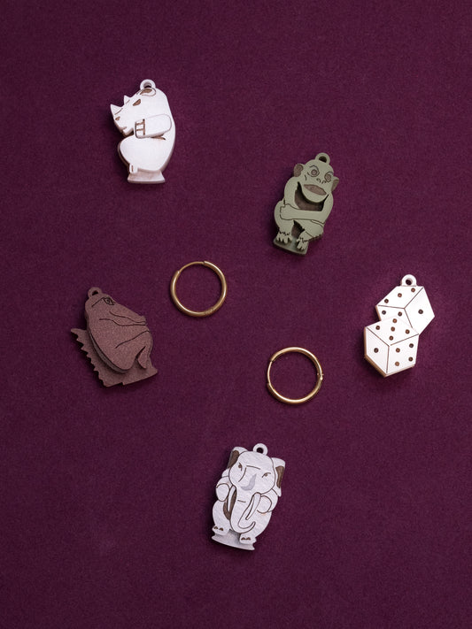 Pack de 5 pendientes de metacrilato inspirados en la famosa película de jumanji. Todas las piezas y sus aros de acero inoxidable