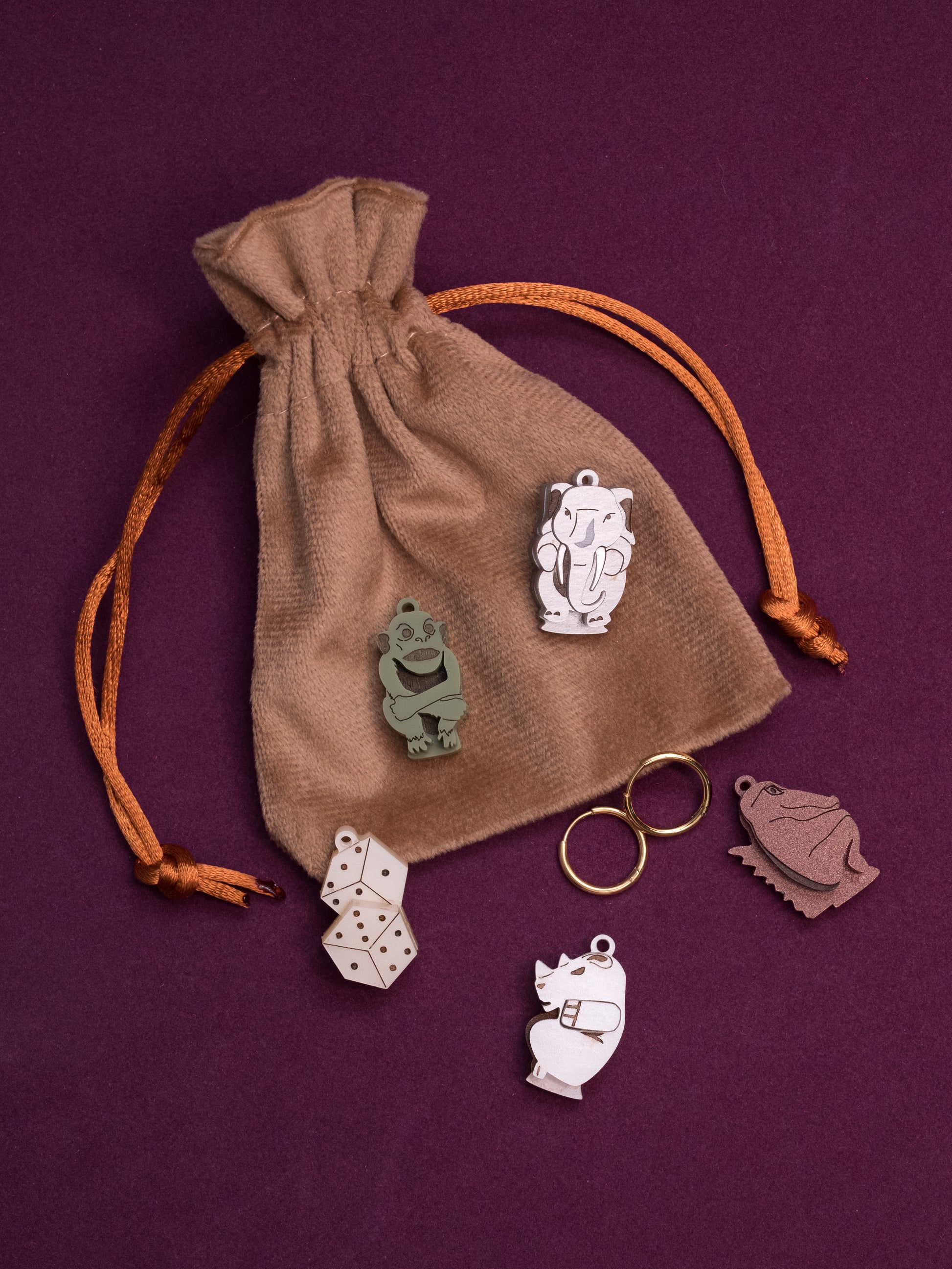 Pack de 5 pendientes de metacrilato inspirados en la famosa película de jumanji. Todas las piezas con su bolsita y sus aros de acero inoxidable