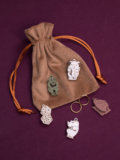 Pack de 5 pendientes de metacrilato inspirados en la famosa película de jumanji. Todas las piezas con su bolsita y sus aros de acero inoxidable