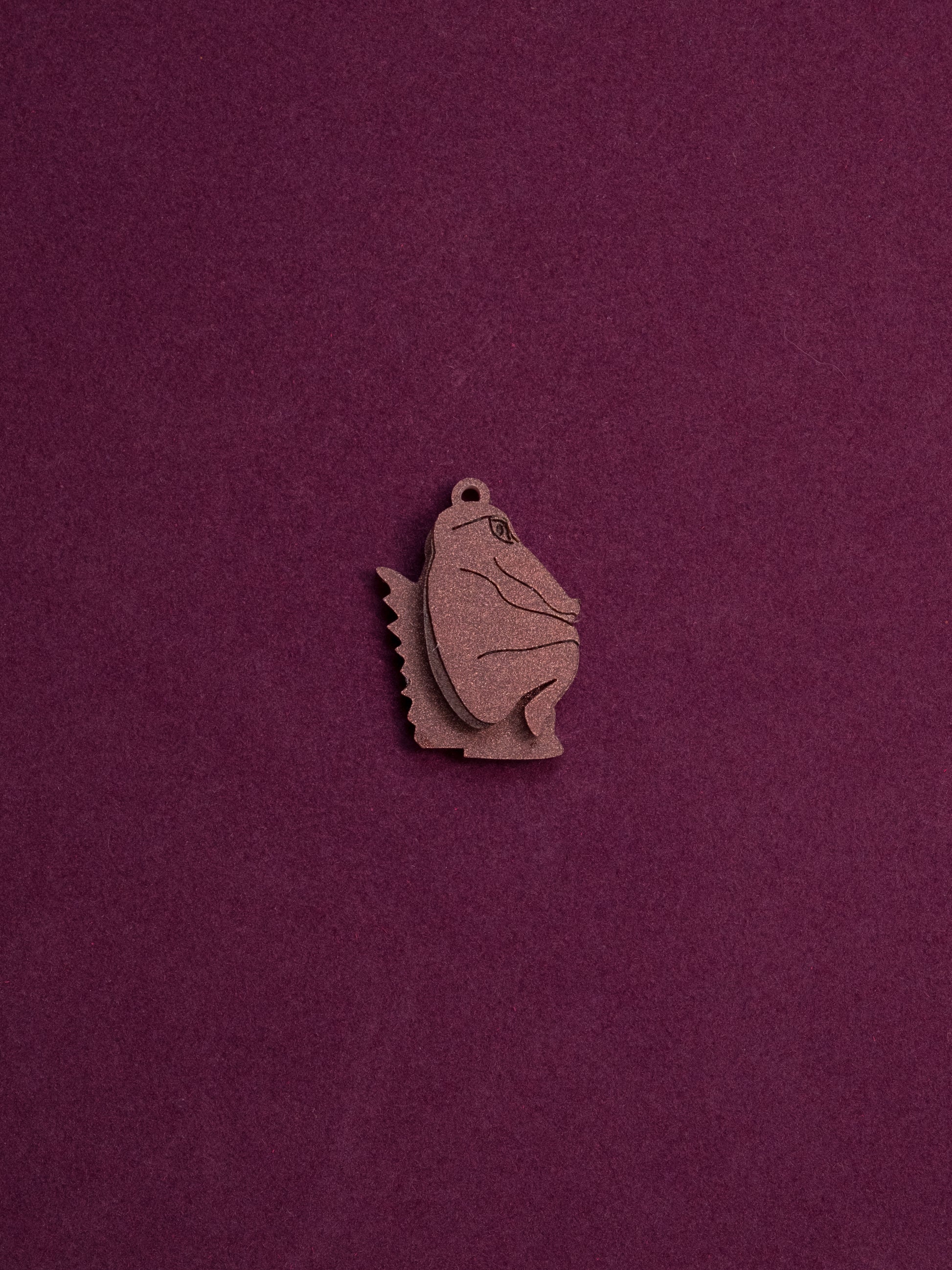 Pack de 5 pendientes de metacrilato inspirados en la famosa película de jumanji, en este caso la pieza del cocodrilo en metacrilato piedra marrón