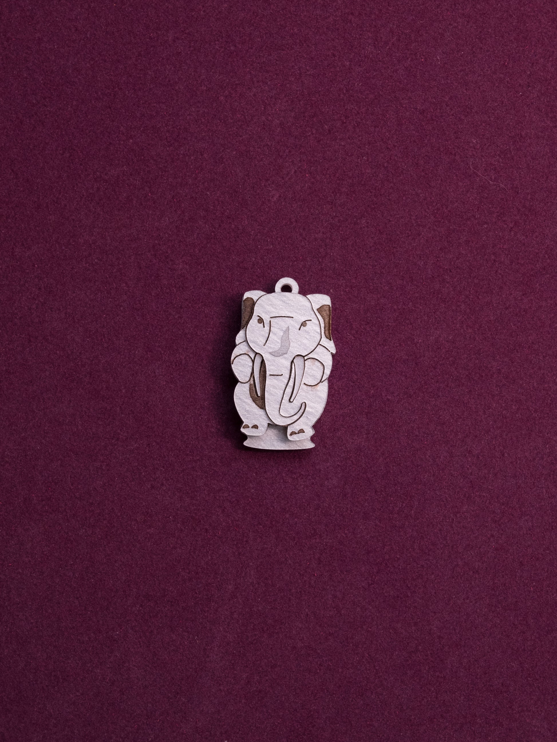 Pack de 5 pendientes de metacrilato inspirados en la famosa película de jumanji, en este caso la pieza del elefante en metacrilato piedra gris