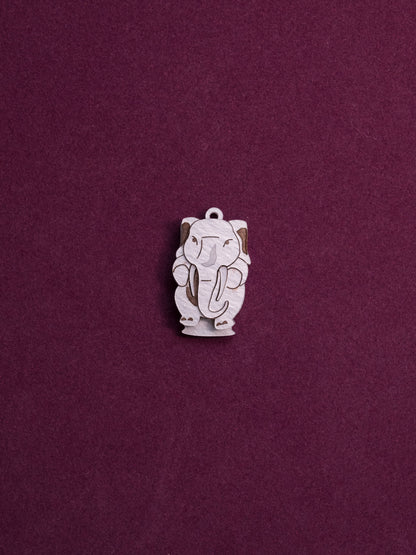Pack de 5 pendientes de metacrilato inspirados en la famosa película de jumanji, en este caso la pieza del elefante en metacrilato piedra gris