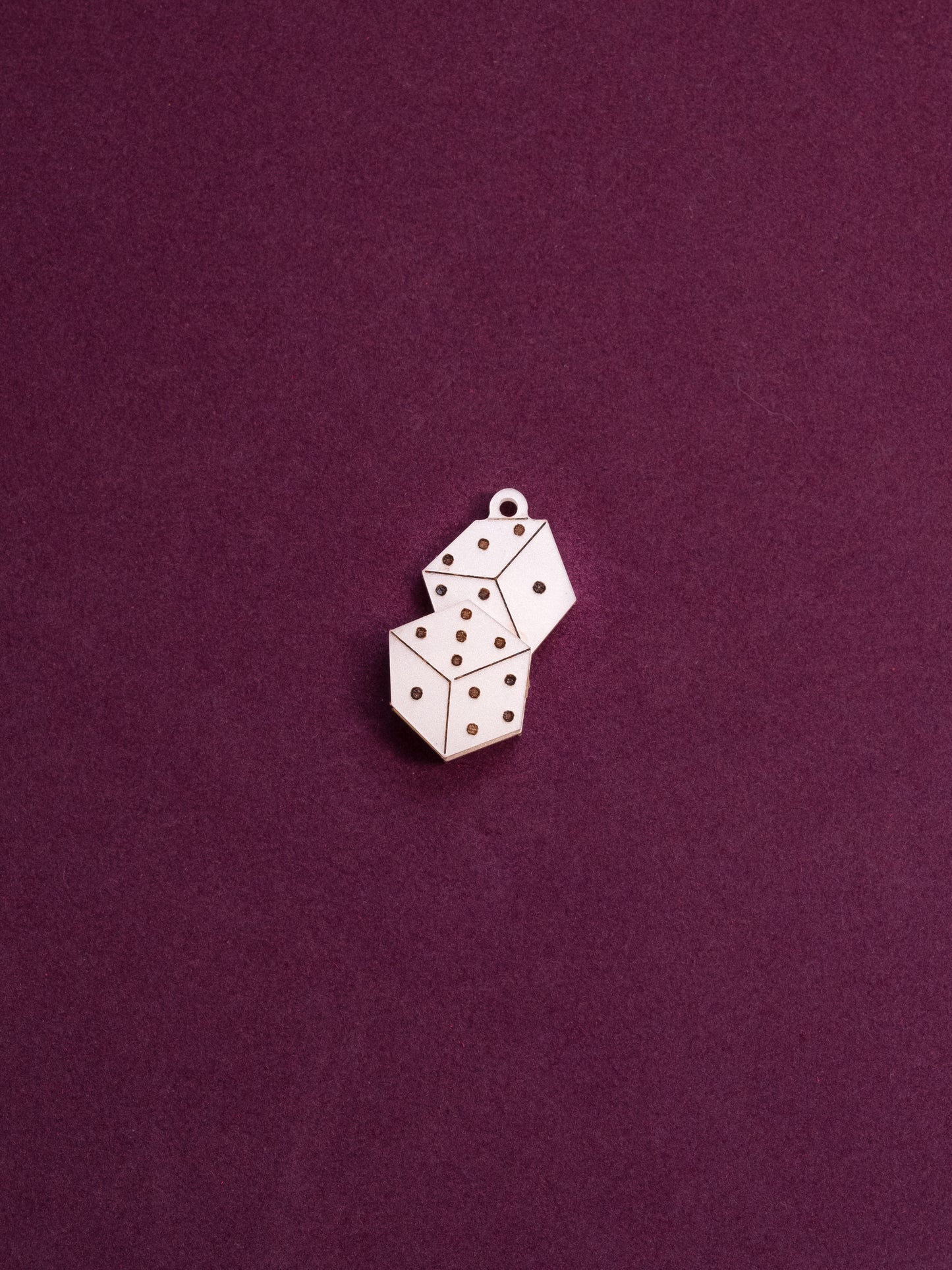 Pack de 5 pendientes de metacrilato inspirados en la famosa película de jumanji, en este caso la pieza de los dados en metacrilato marmolado blanco